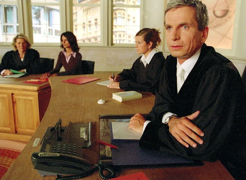 Richter Frank Engeland (re.) hält den Vorsitz. Links im Hintergrund Anwältin Barbara von Minckwitz mit ihrer Mandantin. – Bild: RTLplus / Gregorowius Richter Frank Engeland (re.) hält den Vorsitz. Links im Hintergrund Anwältin Barbara von Minckwitz mit ihrer Mandantin. – Bild: RTLplus / Gregorowius