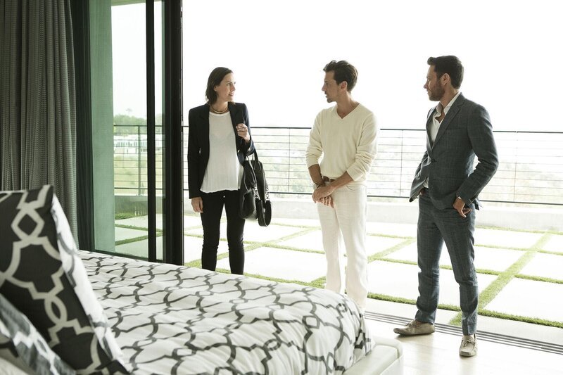 Madison Hildebrand (M.); David Parnes (r.) – Bild: Bravo Company