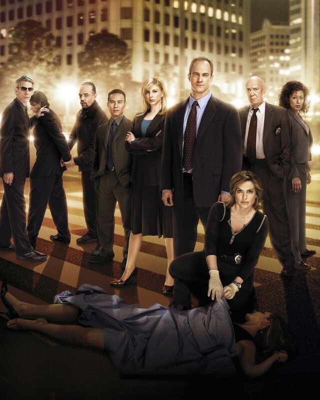 7. Staffel: Das Team der Special Victims Unit: v.l.: Detective John Munch (Richard Belzer), Detective Odafin Tutuola (Ice-T), Dr. George Huang (B. D. Wong), ADA Casey Novak (Diane Neal), Detective Elliot Stabler (Christopher Meloni), Detective Olivia Benson (Mariska Hargitay), Captain Donald Cragen (Dann Florek) und Dr. Melinda Warner (Tamara Tunie) – Bild: RTL NITRO /​ NBC Universal