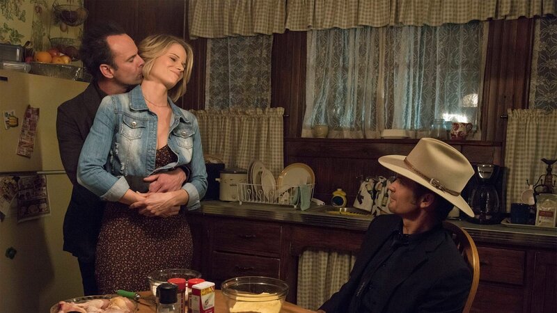 L-R: Boyd Crowder (Walton Goggins), Ava Crowder (Joelle Carter) und Raylan Givens (Timothy Olyphant) – Bild: AXN Black