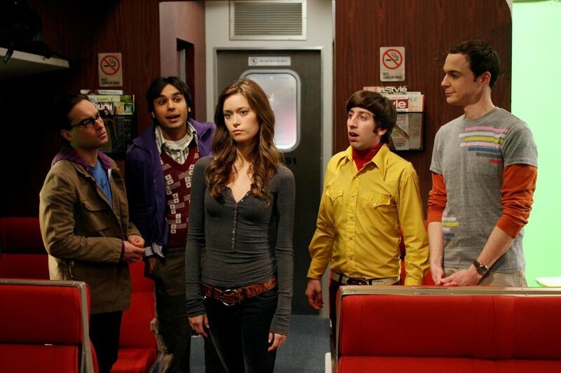 In San Francisco findet eine Fachkonferenz statt, zu der Sheldon (Jim Parsons, r.), Leonard (Johnny Galecki, l.), Rajesh (Kunal Nayyar, 2.v.l.) und Howard (Simon Helberg, 2.v.r.) reisen. Im Zug treffen sie auf die attraktive Schauspielerin Summer Glau (Summer Glau, M.) und alle sind hin und weg … – Bild: Turner / Warner Bros. Television In San Francisco findet eine Fachkonferenz statt, zu der Sheldon (Jim Parsons, r.), Leonard (Johnny Galecki, l.), Rajesh (Kunal Nayyar, 2.v.l.) und Howard (Simon Helberg, 2.v.r.) reisen. Im Zug treffen sie auf die attraktive Schauspielerin Summer Glau (Summer Glau, M.) und alle sind hin und weg … – Bild: Turner / Warner Bros. Television
