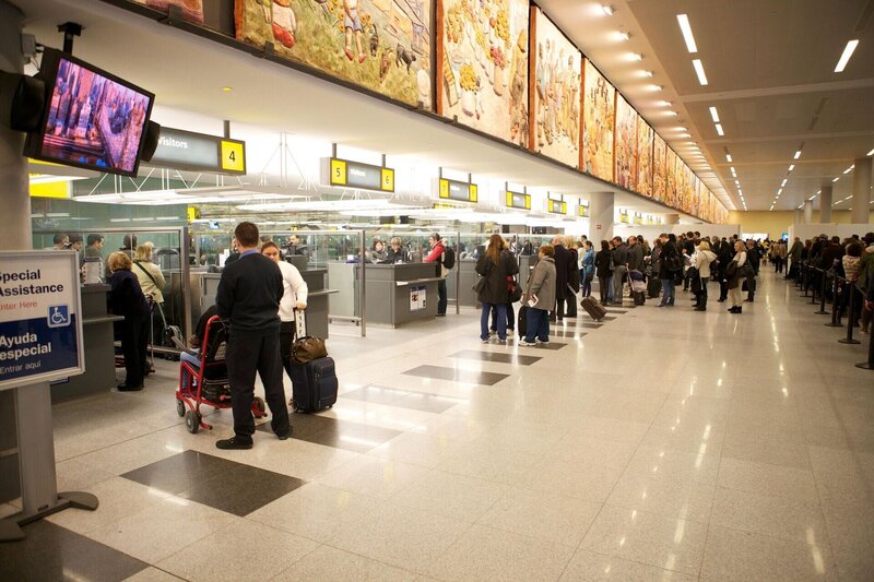 Jamaica, New York, USA: Passagiere warten darauf, die Sicherheitskontrolle am John F. Kennedy International Airport zu passieren. (Bildnachweis: National Geographic Television) – Bild: National Geographic Television /​ Jordan Little Lizenzbild frei