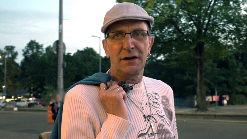 Thorsten, 60 Jahre alt, auf seiner Tagestour in Berlin zur Pyronale im Olympiastadion. – Bild: RTLZWEI