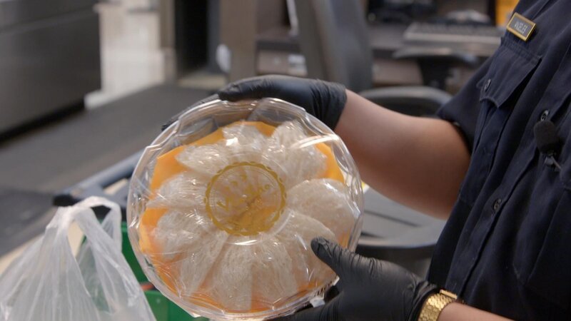 CBP-Landwirtschaftsspezialist Angeles hält ein Paket mit essbaren Vogelnestern in Händen, das im Gepäck eines Passagiers gefunden wurde, und beschlagnahmt es. (National Geographic für Disney) – Bild: 2022 NGC NETWORK US, LLC  All Rights Reserved Lizenzbild frei