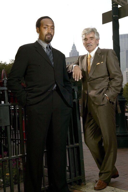 Die Ermittler der Polizei: Det. Ed Green (Jesse L. Martin, li.) und Det. Joe Fontana (Dennis Farina). – Bild: NBC Universal