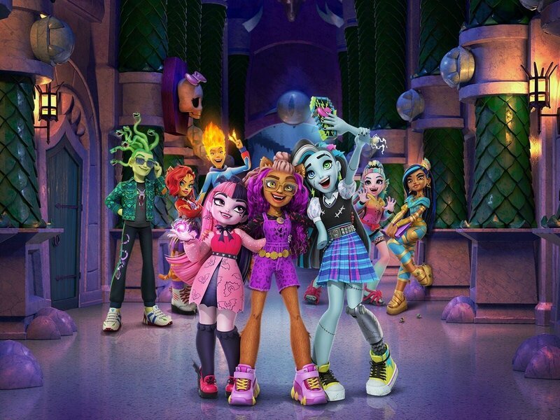 Deuce, Tor Alei, Heath, Draculaura, Clawdeen, Frankie Lagoona und Cleo (v.li.n.re.) sind Schüler:innen auf der Monster High. – Bild: Mattel