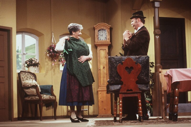 First from the left: Resi (Erna Wassmer) – Bild: Heimatkanal