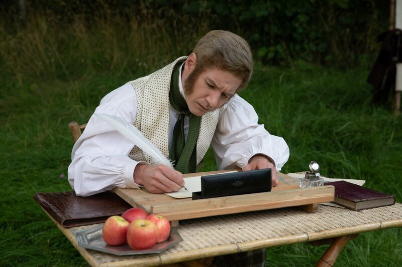 Seit 20 Jahren ist Charles Darwin einem Rätsel auf der Spur: Was verbirgt sich hinter Entwicklung der Arten? Mit der Idee der Evolution emanzipierte Darwin die Naturwissenschaft von den Dogmen der Kirche und zeigte, dass wir als Menschen ein Teil der Natur sind. Zu Darwins größten Qualitäten gehörte, dass er immer offen für die Welt um ihn herum war und Forschung gerade nicht aus einem Elfenbeinturm heraus betrieb. – Bild: THOMAS BRESINSKY /​ ZDF /​ THE HISTORY CHANNEL