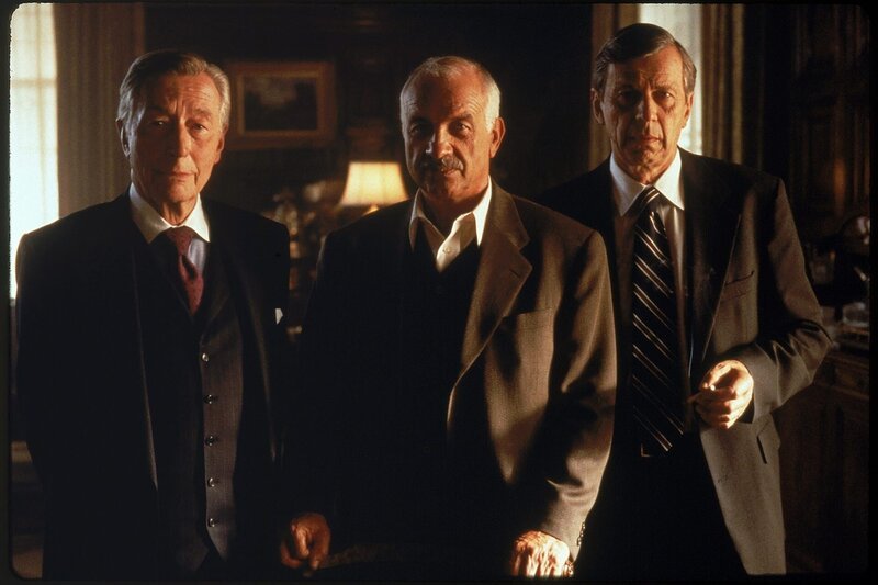 v.li.: The Well-Manicured Man (John Neville), Strughold (Armin Mueller-Stahl), The Cigarette-Smoking Man (William B. Davis) – Bild: SYFY