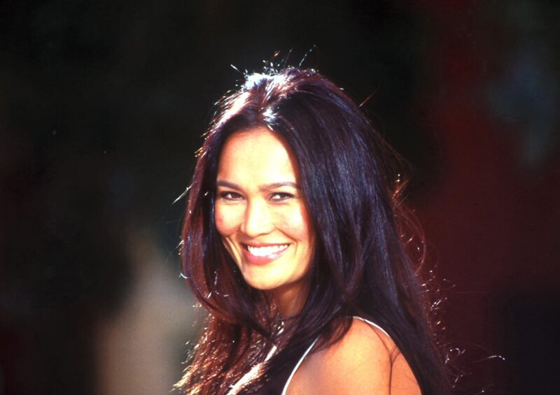 Die attraktive Sydney Fox (Tia Carrere) ist Professorin für Kunstgeschichte an der Universität von Toronto und erlebt auf ihrer Suche nach historischen Artefakten so manches Abenteuer. – Bild: TMG