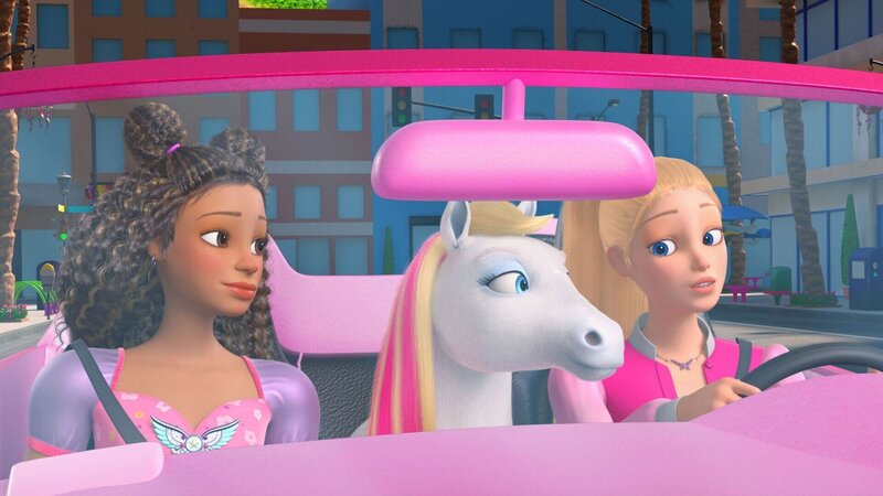 Barbie und Brooklyn entdecken beim Surfen ein einsames Fohlen. Schnell stellen sie fest, dass es sich um kein gewöhnliches Fohlen handelt, sondern um einen Pegasus, den sie Peggy taufen. – Bild: MATTEL