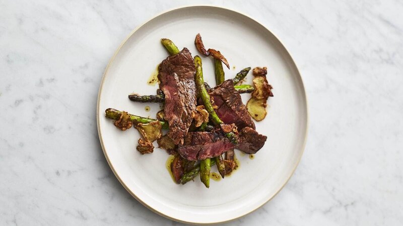 Schnelles Steak aus der Pfanne – Bild: MG RTL D /​ SamRobinson /​ ©2017 Jamie Oliver Enterprises Limited