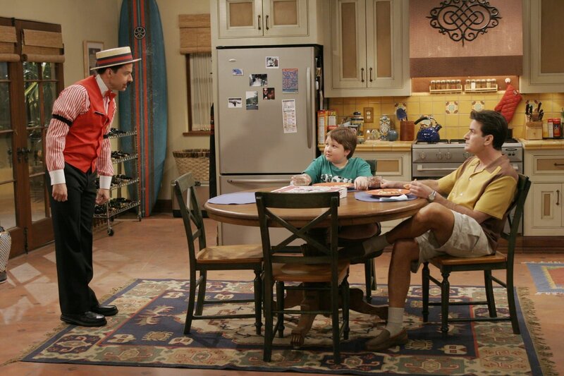 (v.l.n.r.) Alan Harper (Jon Cryer); Jake Harper (Angus T. Jones); Charlie Harper (Charlie Sheen) – Bild: Warner Bros. Entertainment, Inc. Lizenzbild frei