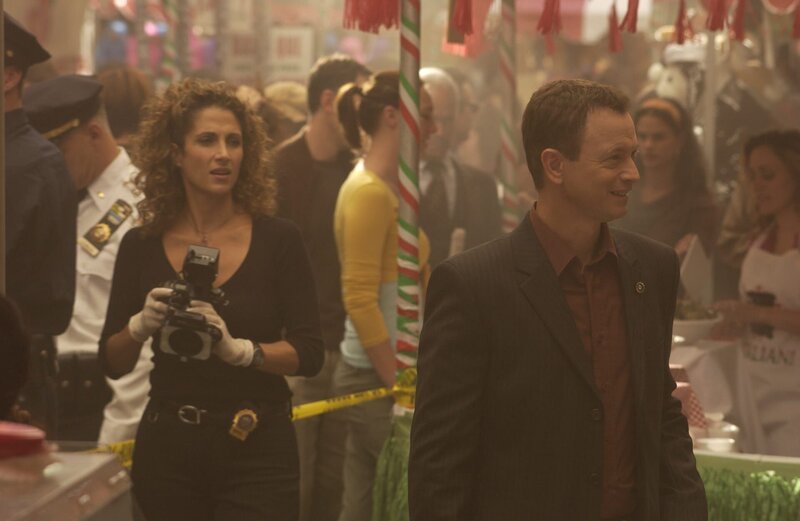 Melina Kanakaredes (Det. Stella Bonasera), Gary Sinise (Det. Mac Taylor). – Bild: c2005 CBS BROADCASTING INC. All Rights Reserved