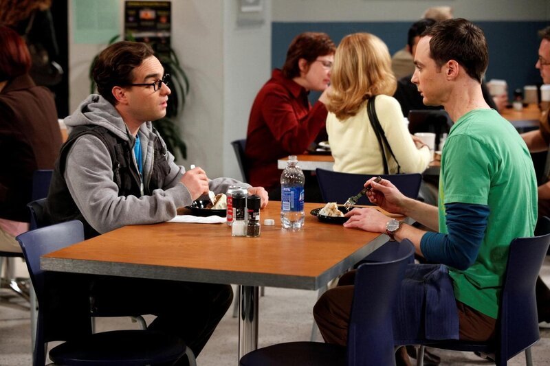 Leonard Hofstadter (Johnny Galecki, l), Sheldon Cooper (Jim Parsons, r) – Bild: Turner /​ Warner Bros. Entertainment Inc.