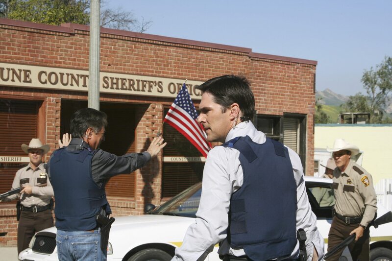 In der Mitte: Aaron Hotchner (Thomas Gibson) – Bild: ABC Studios