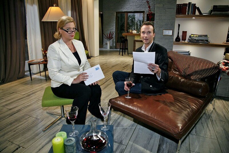 Hugo ist außer sich vor Freude, als er ein Angebot für einen Plattenvertrag bekommt. v.l.n.r.: Lotte (Susanne Szell), Hugo (Hubertus Regout) – Bild: SAT.1 /​ Monika Schürle