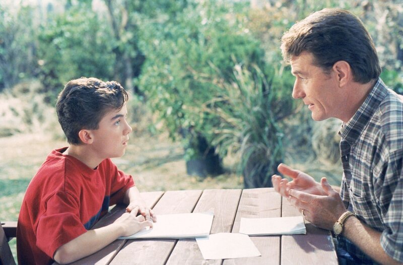 L-R: Malcolm (Frankie Muniz), Hal (Bryan Cranston) – Bild: ViacomCBS