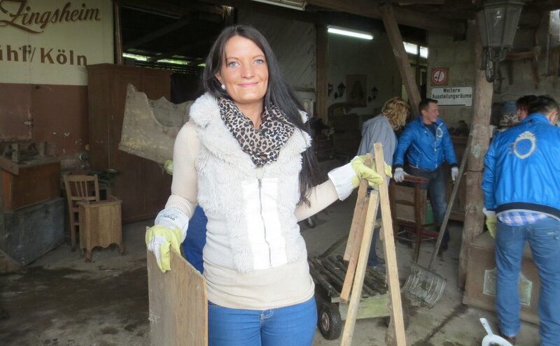 Die 25-jährige Jenny hat eine Mammutaufgabe vor sich – sie will den Antiquitätenladen, den sie von ihrem Vater geerbt hat, auflösen. – Bild: RTL II