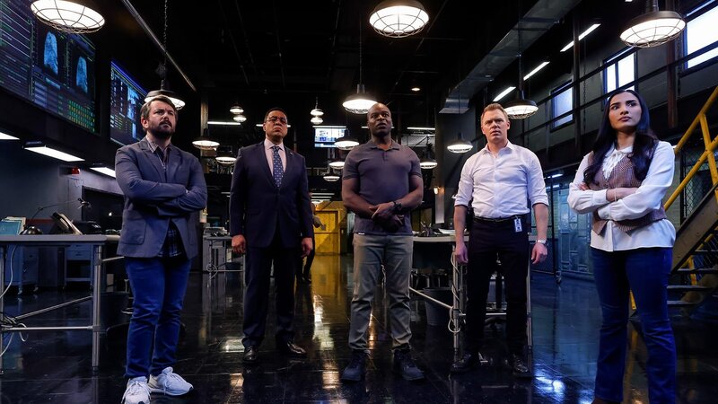 L-R: Herbie Hambright (Alex Brightman), Harold Cooper (Harry Lennix), Dembe Zuma (Hisham Tawfiq), Donald Ressler (Diego Klattenhoff), Siya Malik (Anya Banerjee) – Bild: AXN Black