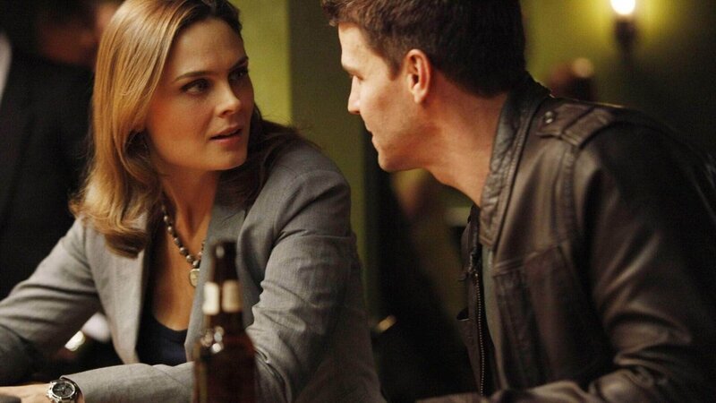 Booth (David Boreanaz) erzählt Brennan (Emily Deschanel), dass sein Bruder aufgetaucht ist und er Jared helfen will, eine neue berufliche Perspektive zu finden. – Bild: MG RTL D /​ Fox