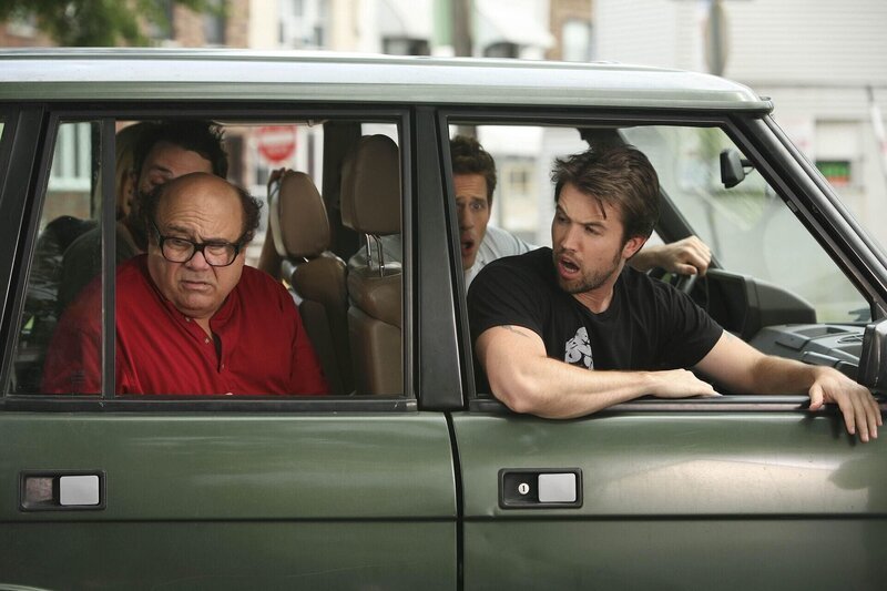 Frank (Danny DeVito, vorne l.), Dennis (Glenn Howerton, 2.v.r.), Mac (Rob McElhenney, r.) und ihre Freunde wollen mit dem Range Rover zum Grand Canyon, aber nichts läuft nach Plan … – Bild: Bluebush Productions, LLC.