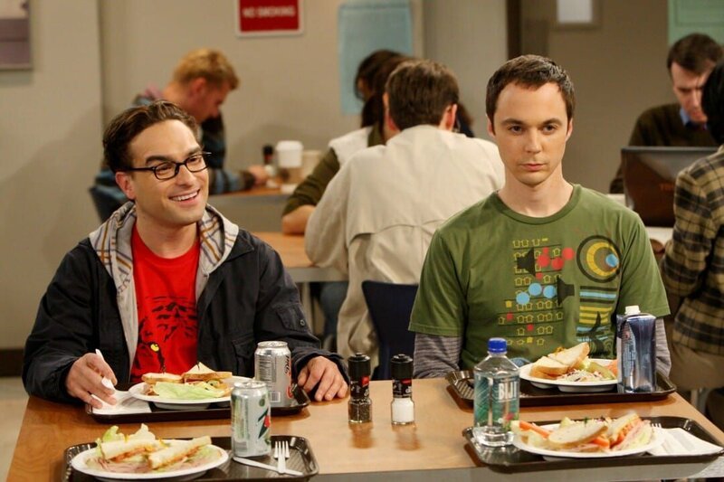 Leonard Hofstadter (Johnny Galecki, l), Sheldon Cooper (Jim Parsons, r) – Bild: Turner /​ Warner Bros. Television