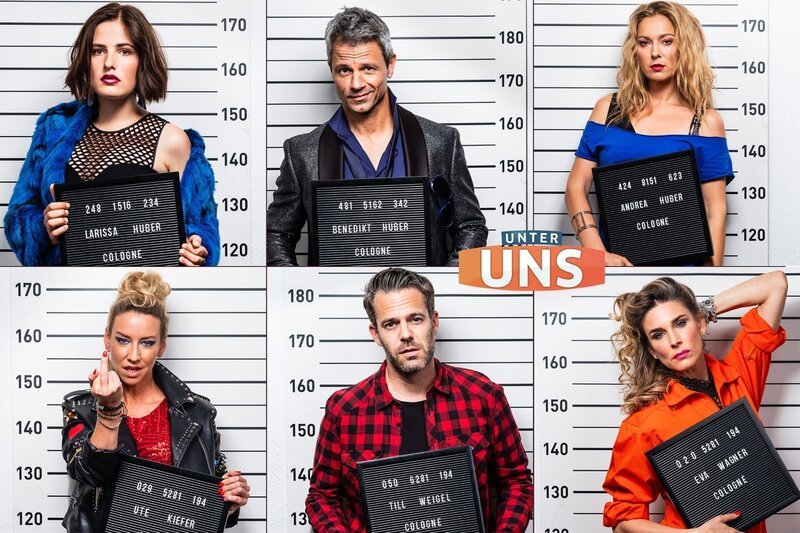 v.li.o.: Linda König, Jens Hajek, Astrid Liberti, v.li.u.: Isabell Hertel, Ben Ruedingr, Claudelle Deckert – Bild: TVNOW /​ Bernd Jaworek