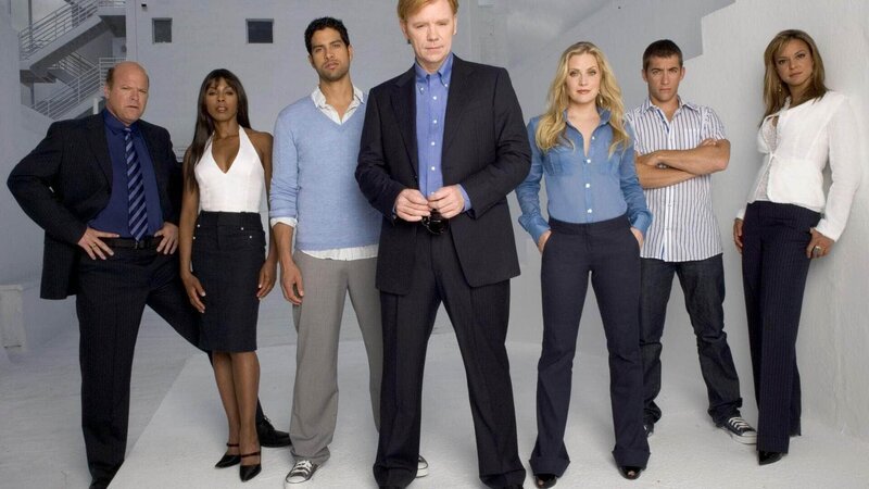 Bei einem Jagdausflug der drei Freunde Andy, Rob und Dennis wird Dennis von einem Bären angegriffen und getötet. Das CSI-Team um Horatio Caine findet schnell heraus, dass ein Lockmittel auf der Kleidung des Getöteten das aggressive Tier auf die Spur seines menschlichen Opfers gebracht hat. (v.li.): Det. Frank Tripp (Rex Linn), Alexx Woods (Khandi Alexander), Eric Delko (Adam Rodriguez), Horatio Caine (David Caruso), Calleigh Duquesne (Emily Procter), Ryan Wolfe (Jonathan Togo) und Natalia Boa Vista (Eva La) – Bild: TVNOW /​ CBS