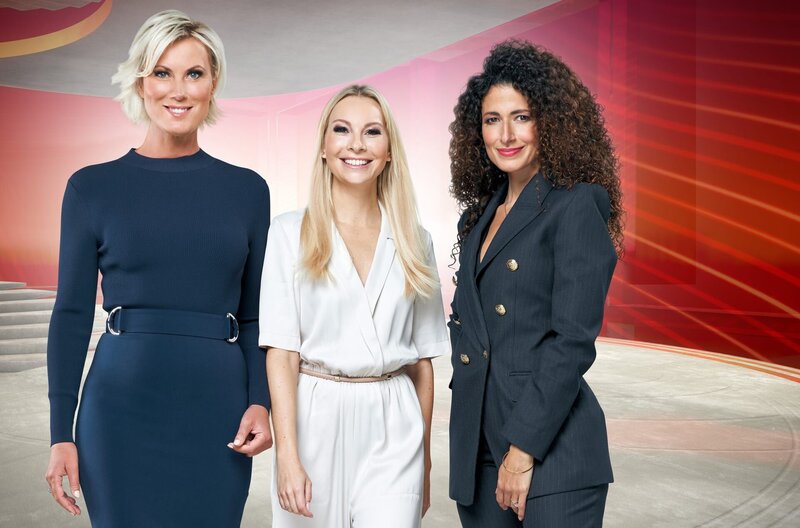 Brisant-Moderatorinnen Kamilla Senjo, Susanne Klehn und Marwa Eldessouky im ARD BRISANT Studio (v.l.). – Bild: MDR/​Hagen Wolf /​ MDR/​HA Kommunikation