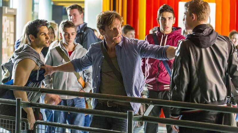 Tumult in der Schule: Stefan muss die streitenden Obermachos Cem und Finn voneinander trennen. – Bild: TVNOW /​ Frank Dicks