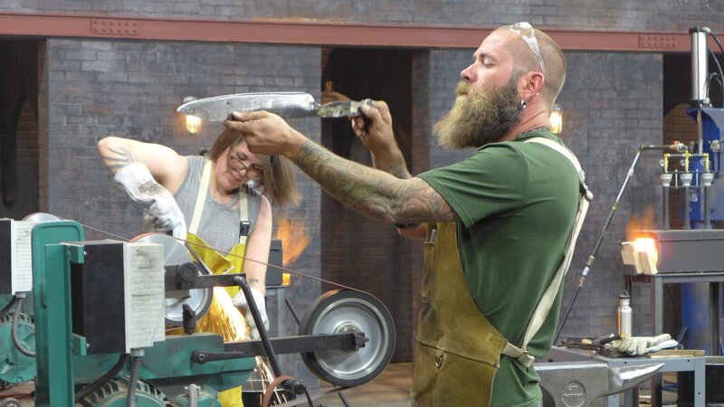 Vier Hersteller von Spezialmessern treten in einer Reihe von Herausforderungen gegeneinander an, um das bestmögliche Messer zu entwickeln. – Bild: A&E Television Networks Lizenzbild frei