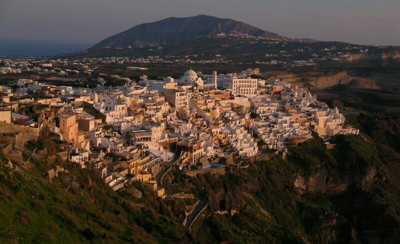 Stadt auf Santorin – Bild: Cara Biega/​National Geographic