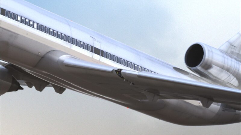 Das Triebwerk trifft die Tragfläche so stark, dass die Hydraulikleitungen durchtrennt werden, wodurch das Flugzeug zur Seite kippt. Die Piloten sind nicht in der Lage, sich zu erholen, und das Flugzeug stürzt 1.400 Meter vor dem Ende der Landebahn auf ein offenes Feld, wobei alle 273 Menschen an Bord und 2 Personen am Boden ums Leben kommen. – Bild: NGC /​ Cineflix