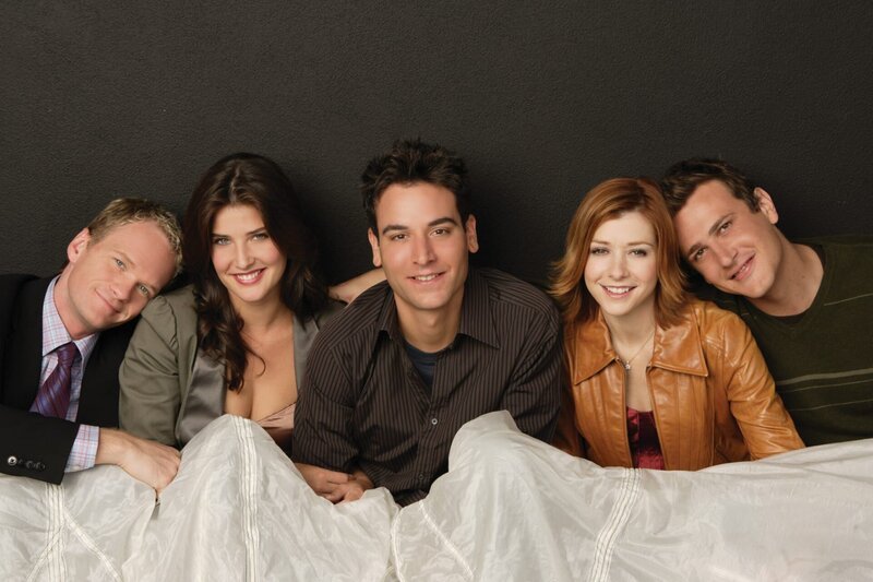 (1. Staffel) – Ein Blick zurück in die wilden Jahre von Ted (Josh Radnor, M.), Marshall (Jason Segel, r.), Barney (Neil Patrick Harris, l.), Lily (Alyson Hannigan, 2.v.r.) und Robin (Cobie Smulders, 2.v.l.) … – Bild: 20th Century Fox International Television Lizenzbild frei