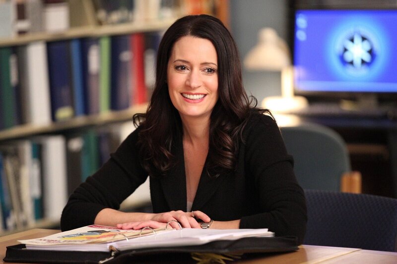 Hat eine Idee, wie Greendale von Changs plötzlichem Erfolg im Showbiz profitieren könnte: Frankie (Paget Brewster) … – Bild: 2015 Sony Pictures Television Inc. and Open 4 Business Productions LLC. All Rights Reserved. Lizenzbild frei