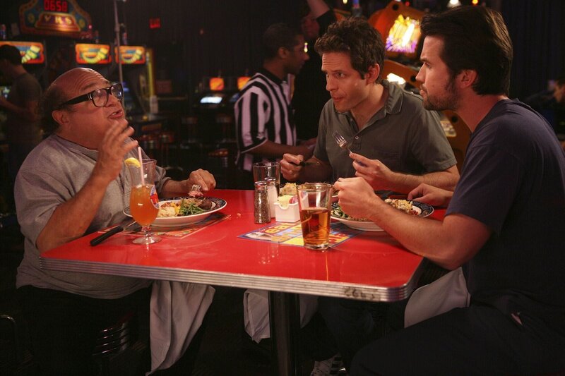 Frank (Danny DeVito, l.), Dennis (Glenn Howerton, 2.v.r..) und Mac (Rob McElhenney, r.) überlegen, wie sie endlich wieder Geld in die Kasse bekommen. Aber egal, wie kreativ die Idee auch ist, das Geld will einfach nicht fließen … – Bild: Bluebush Productions, LLC