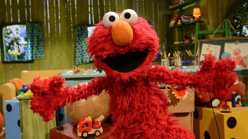 Elmo, das kleine rote Monster, moderiert! – Bild: KiKA