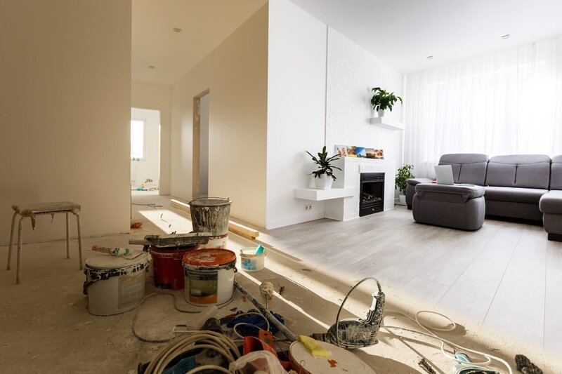 Renovation before and after – renovating empty apartment room – Bild: Andrey Sinenkiy