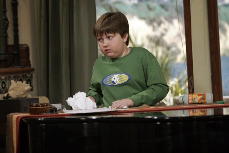 Jake (Angus T. Jones) ist von der ewigen Streiterei zwischen seinem Vater und seinem Onkel genervt … – Bild: MPP