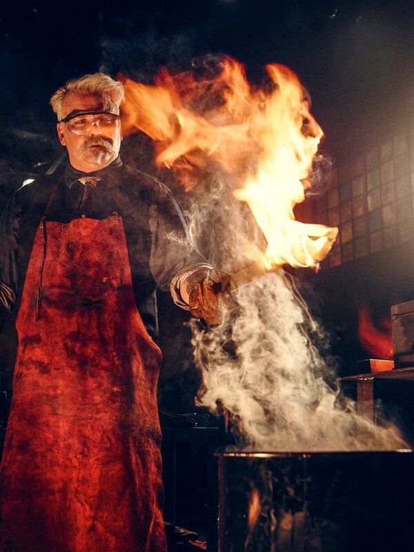 Unter dem prüfenden Blick von Juror David Baker begeben sich die Kandidaten in dieser Folge in ihre Heimatschmiede, um eine der berüchtigtsten Waffen der Geschichte zu machen – das Rapier. Dies ist ein besonders scharfes Schwert, das mit nur einem Stoß töten kann. – Bild: A&E TELEVISION NETWORKS