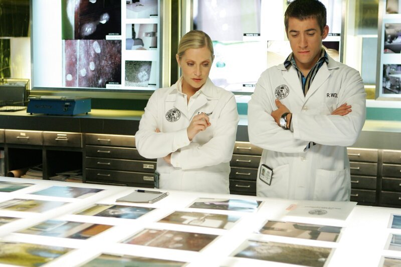 Rollen einen sechs Jahre zurückliegenden Fall noch einmal auf: Ryan Wolfe (Jonathan Togo, r.) und Calleigh Duquesne (Emily Procter, l.) – Bild: CBS BROADCASTING INC. ALL RIGHTS RESERVED.