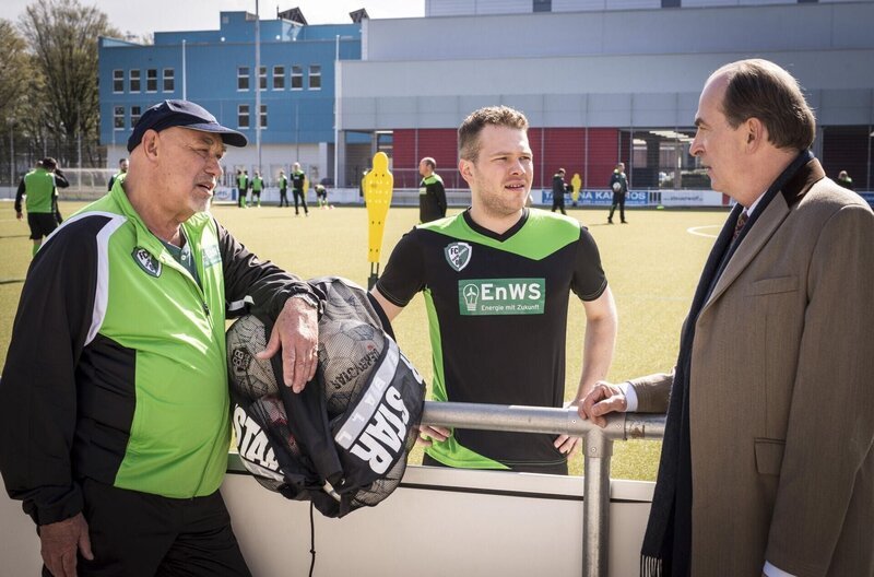 Otto Karnowski (Hans-Martin Stier, l.) und Marco Verween (Ben Münchow, M.) bitten Markus Gellert (Herbert Knaup, r.) um Hilfe. Kann er das unfreiwillige outing des schwulen Profi-Fußballers Verween verhindern? – Bild: Degeto Film GmbH/​ Vertrieb OneGate Media GmbH