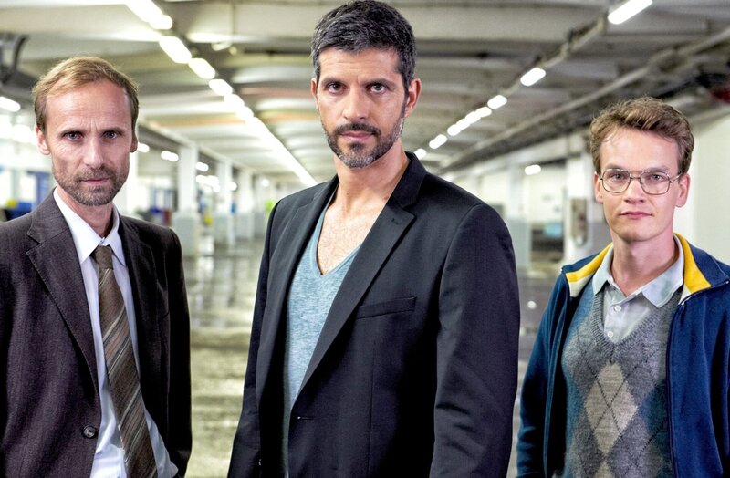 Kommissar Dupin (Pasquale Aleardi, Mitte) muss mit seinen beiden Assistenten Riwal (Ludwig Blochberger, re.) und Kadeg (Jan Georg Schütte) einen verzwickten Mordfall aufklären. – Bild: port.hu