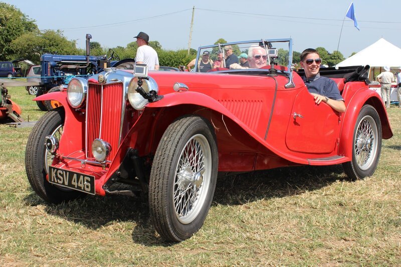Treffen Sie Auto-Enthusiasten und TV-Moderator Tim Shaw und Meistermechaniker Fuzz Townshend, wie sie sich zusammenschließen, um rostige klassische Fahrzeuge aus ihren Garagengefängnissen zu retten. – Bild: The National Geographic Channel