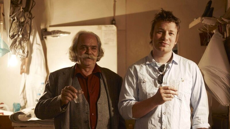 Die Serie mit Jamie Oliver ist ein einziges Abenteuer. In jeder Folge erforscht der Kult-Koch die Küche eines anderen Landes und macht dabei aufregende Entdeckungen. Zunächst lernt er in Marrakesch eine völlig andere Esskultur kennen. In Griechenland fischt er das erste Mal in seinem Leben mit einem Speer. In Andalusien kocht er die größte Paella der Welt und in Frankreich freundet er sich mit einem Trüffelschwein an. Auf seinen Reisen lernt Jamie Oliver zudem eine Reihe anderer Köche kennen, die unter and – Bild: MG RTL D