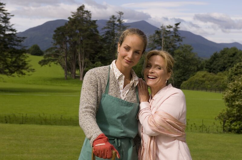 Lara Joy Körner und Kerstin Gähte in der neuen Rosamunde Pilcher-Verfilmung „Nebel über Schloss Kilrush“. – Bild: port.hu