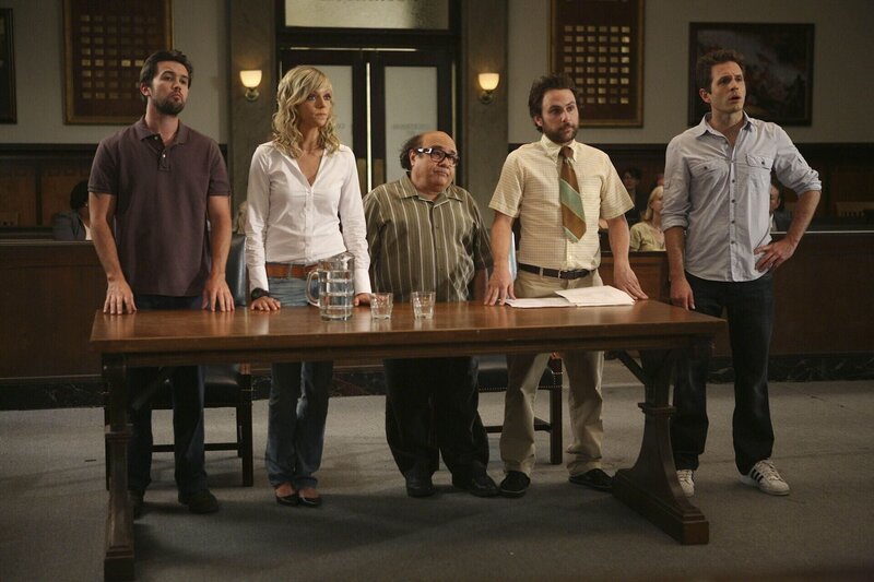 Mac (Rob McElhenney, l.), Dee (Kaitlin Olson, 2.v.l.), Charlie (Charlie Day, 2.v.r.) und Dennis (Glenn Howerton, r.) sind alle Teil einer rührseligen Geschichte, die Frank (Danny DeVito, M.) dem Richter auftischt … – Bild: Bluebush Productions, LLC