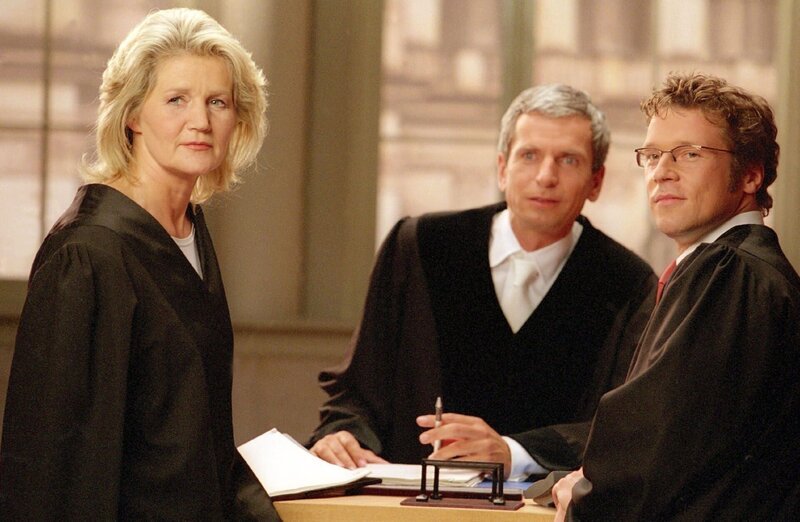 Richter Frank Engeland (Mi.) und die beiden Anwälte Barbara von Minckwitz und Matthias Klagge – Bild: RTLplus Richter Frank Engeland (Mi.) und die beiden Anwälte Barbara von Minckwitz und Matthias Klagge – Bild: RTLplus