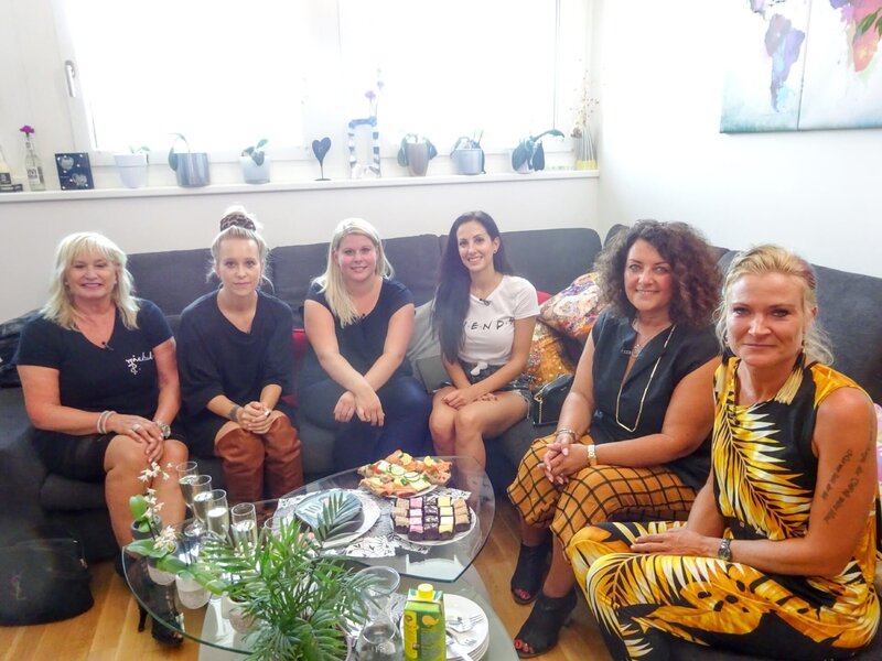 V.l.: Michelle, Magdalena, Ella, Ina, Shoppingbegleitung Gabriele, Kandidatin Gabriela – Bild: TVNOW